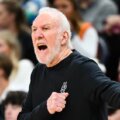 Gregg Popovich entrenando