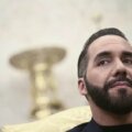 Nayib Bukele foto mirando horizonte
