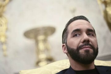 Nayib Bukele foto mirando horizonte