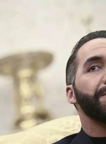 Nayib Bukele foto mirando horizonte