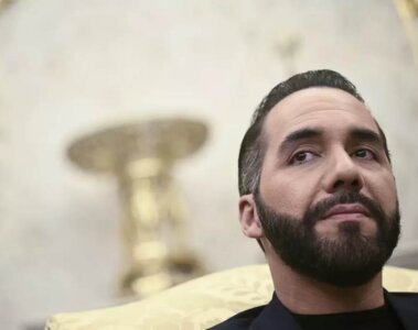 Nayib Bukele foto mirando horizonte