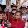 petro mostrando la espada de bolivar