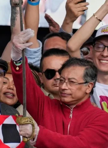 petro mostrando la espada de bolivar