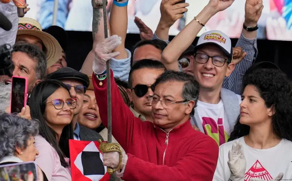 petro mostrando la espada de bolivar