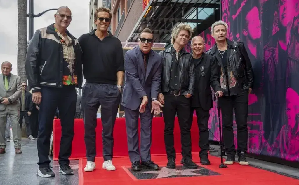 Rob Cavallo, Ryan Reynolds, Tre Cool, Billie Joe Armstrong, Matt Pinfield y Mike Dirnt.