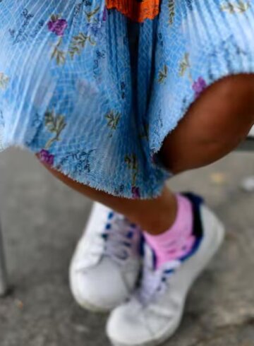 Niña sentada