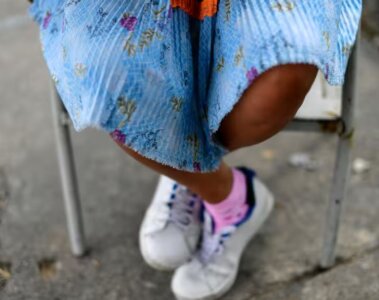Niña sentada