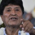 Evo Morales señalando