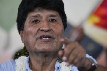 Evo Morales señalando