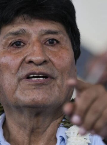 Evo Morales señalando