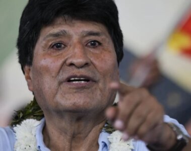 Evo Morales señalando