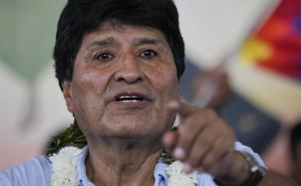 Evo Morales señalando