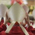 Cardenales asisten a una misa en el quinto de nueve días de duelo por el fallecido papa Francisco, en la basílica de San Pedro en el Vaticano