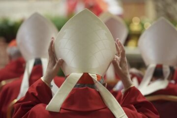 Cardenales asisten a una misa en el quinto de nueve días de duelo por el fallecido papa Francisco, en la basílica de San Pedro en el Vaticano