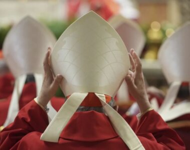 Cardenales asisten a una misa en el quinto de nueve días de duelo por el fallecido papa Francisco, en la basílica de San Pedro en el Vaticano