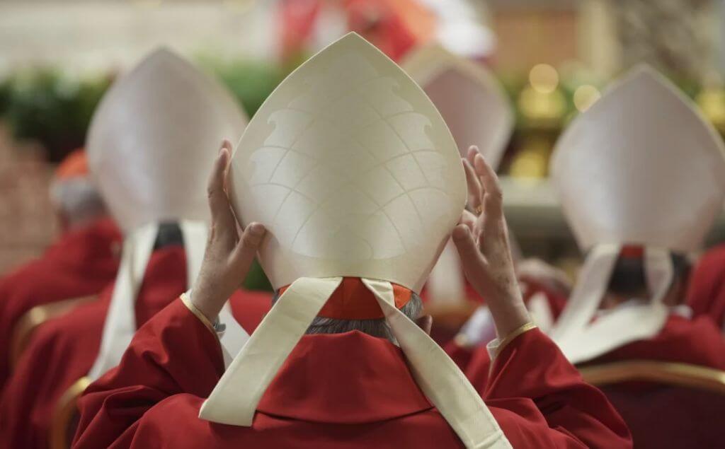 Cardenales asisten a una misa en el quinto de nueve días de duelo por el fallecido papa Francisco, en la basílica de San Pedro en el Vaticano