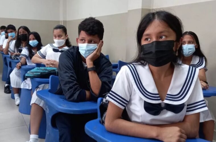 estudiantes con tapabocas
