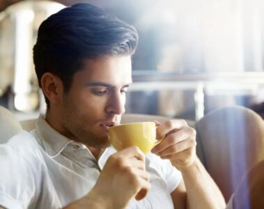 persona tomando cafe