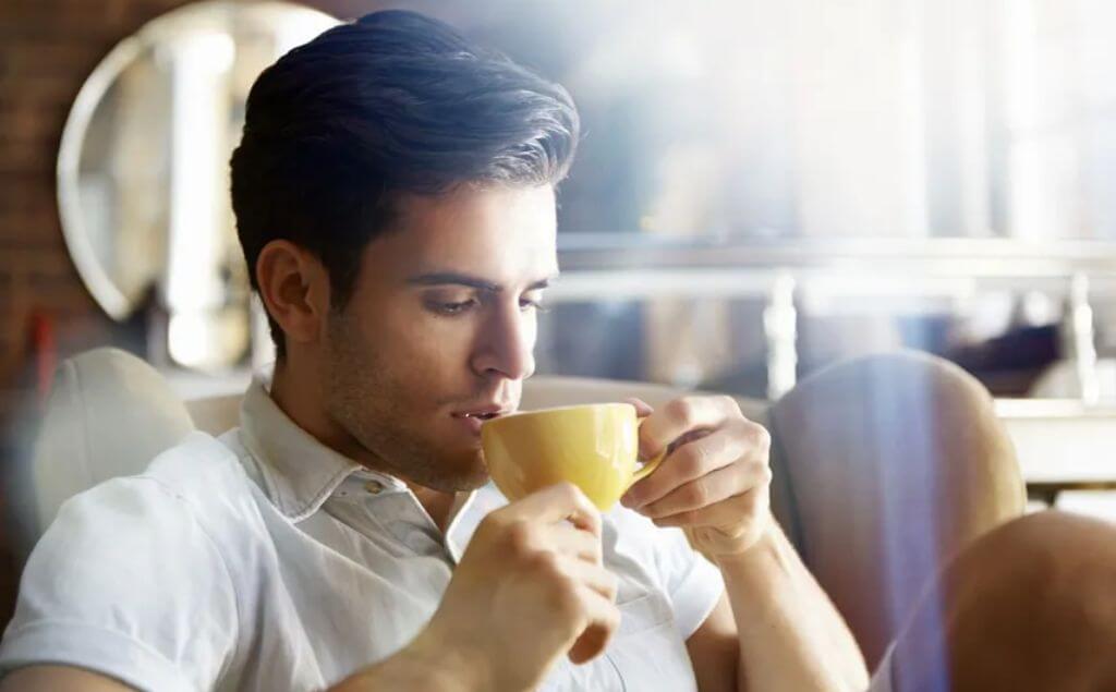 persona tomando cafe