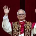 Papa Leo XIV saludando desde el balcón.
