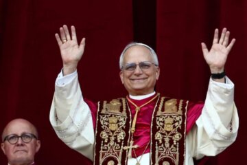Papa Leo XIV saludando desde el balcón.