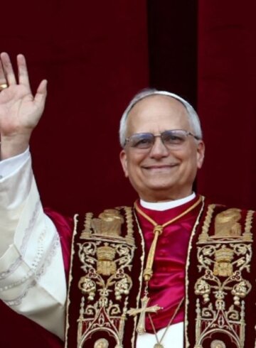 Papa Leo XIV saludando desde el balcón.
