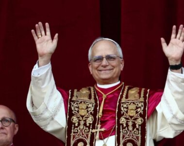 Papa Leo XIV saludando desde el balcón.