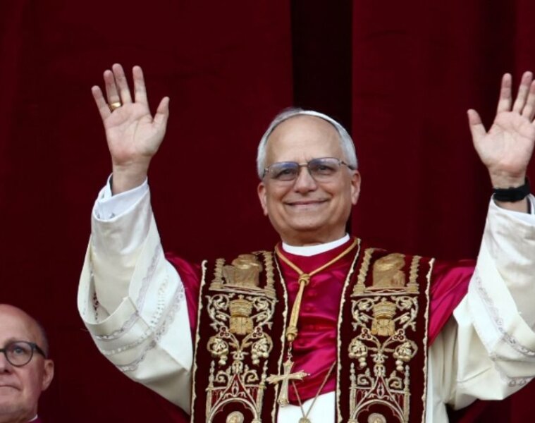 Papa Leo XIV saludando desde el balcón.