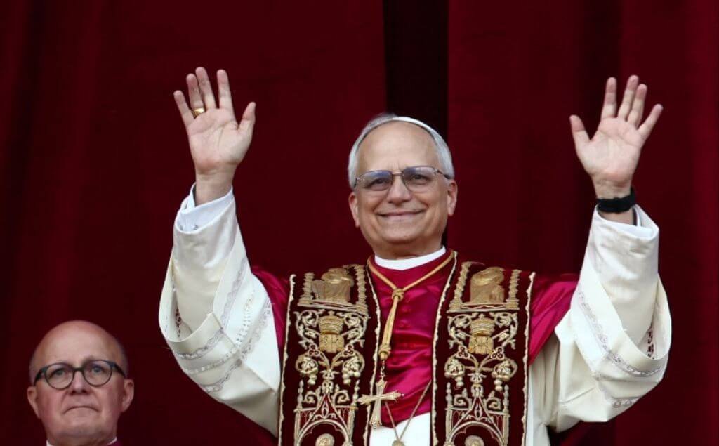Papa Leo XIV saludando desde el balcón.