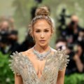 jennifer lopez en la Met gala