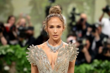 jennifer lopez en la Met gala