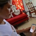 La cubana Heidy Sánchez observa una foto de su hija durante entrevista