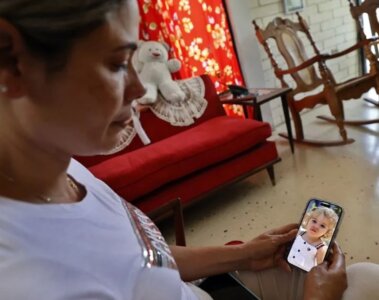 La cubana Heidy Sánchez observa una foto de su hija durante entrevista