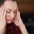 mujer con dolor de cabeza