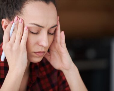 mujer con dolor de cabeza