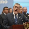 El presidente de Guatemala, Bernardo Arévalo, habla durante una conferencia de prensa acompañado de autoridades indígenas,