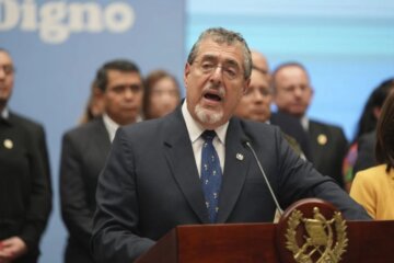 El presidente de Guatemala, Bernardo Arévalo, habla durante una conferencia de prensa acompañado de autoridades indígenas,