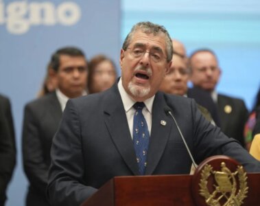 El presidente de Guatemala, Bernardo Arévalo, habla durante una conferencia de prensa acompañado de autoridades indígenas,