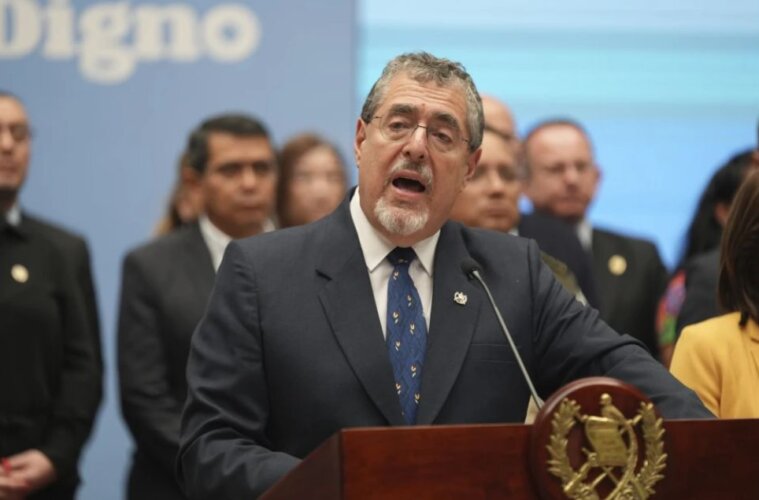 El presidente de Guatemala, Bernardo Arévalo, habla durante una conferencia de prensa acompañado de autoridades indígenas,