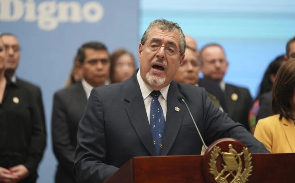 El presidente de Guatemala, Bernardo Arévalo, habla durante una conferencia de prensa acompañado de autoridades indígenas,