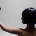 Persona tomándose una selfie