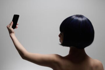 Persona tomándose una selfie
