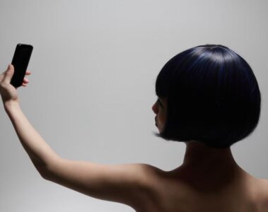 Persona tomándose una selfie