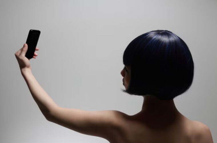 Persona tomándose una selfie