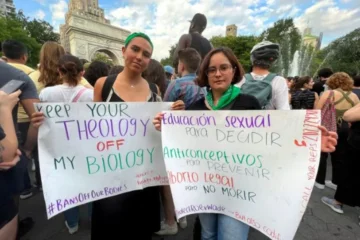 dos jóvenes en una manifestación en favor del aborto en Nueva York