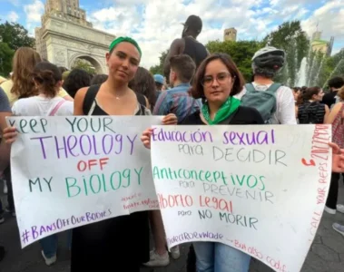 dos jóvenes en una manifestación en favor del aborto en Nueva York