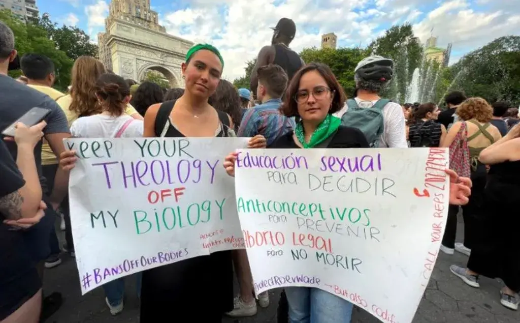 dos jóvenes en una manifestación en favor del aborto en Nueva York