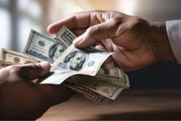 personas pasándose dolares