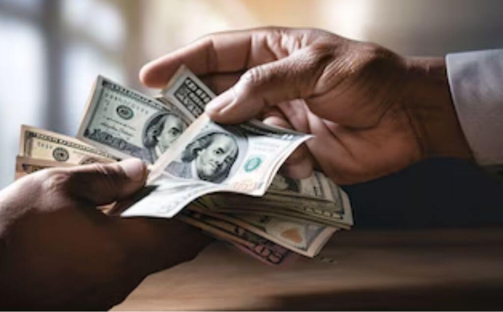 personas pasándose dolares