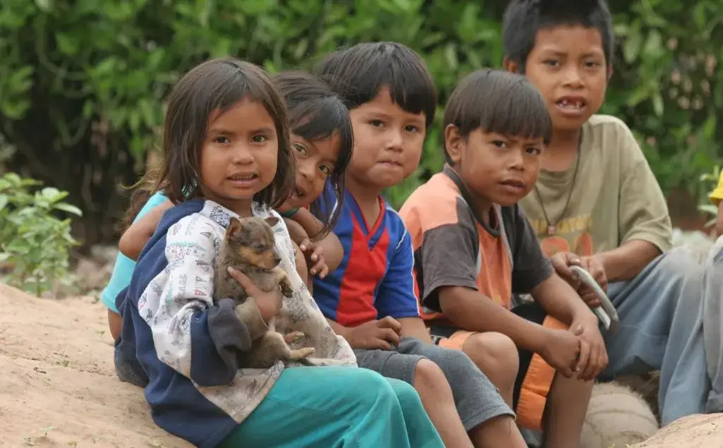 Niños indigenas en paraguay